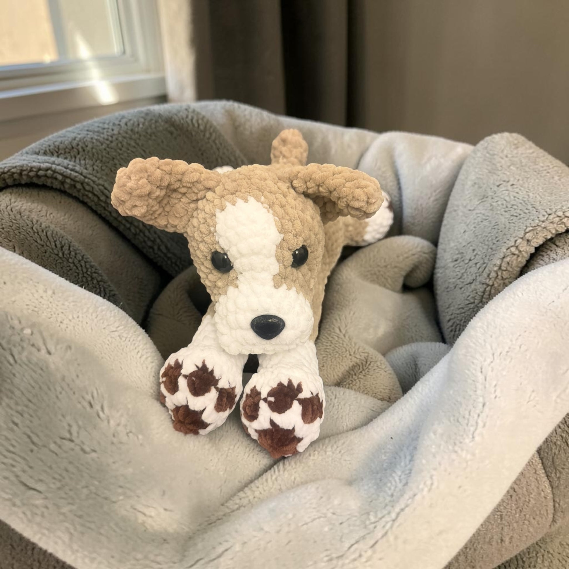 Chien couché amigurumi en crochet fait main
