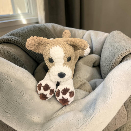 Chien couché amigurumi en crochet fait main
