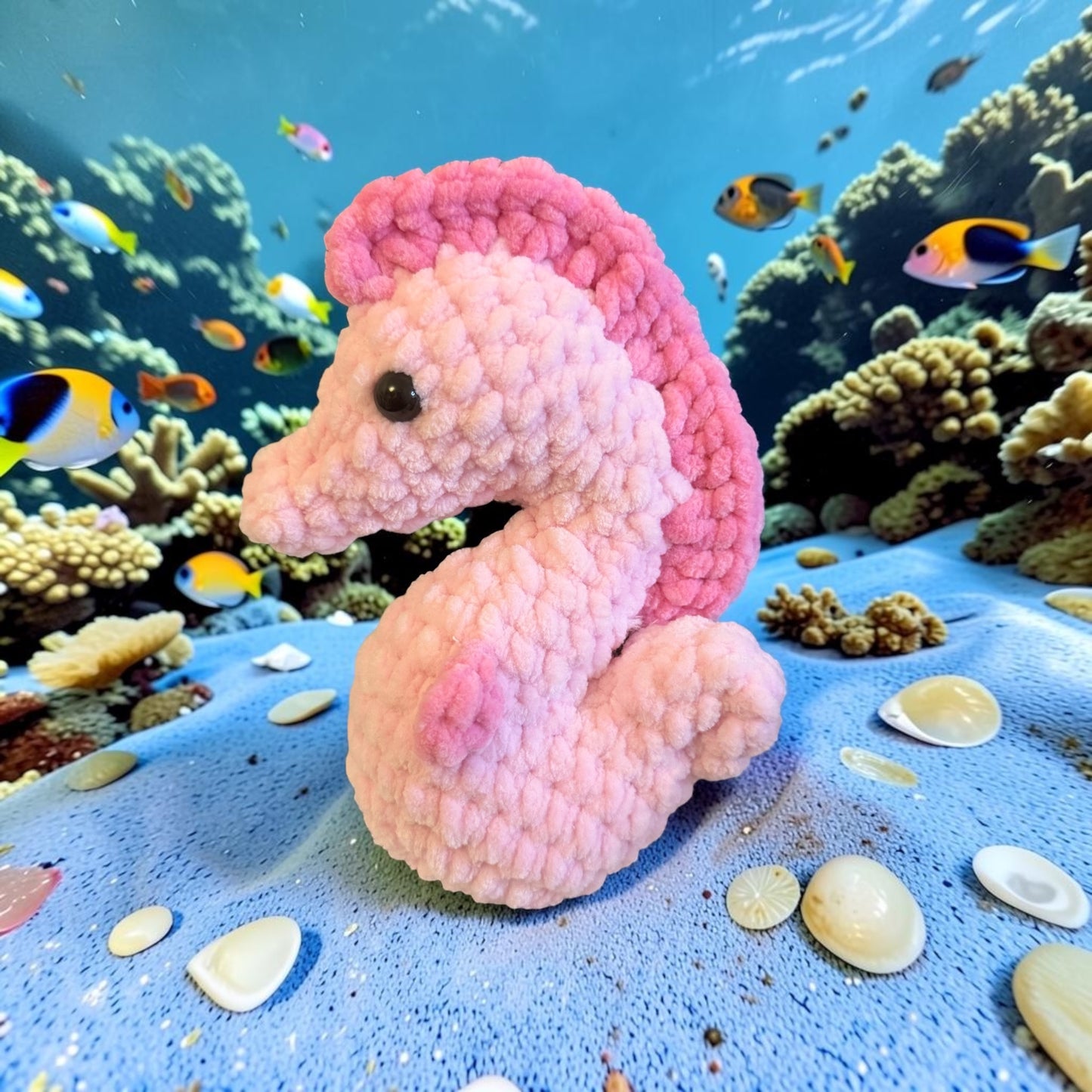 Hippocampe en crochet fait main, amigurumi artisanal réalisé avec soin.