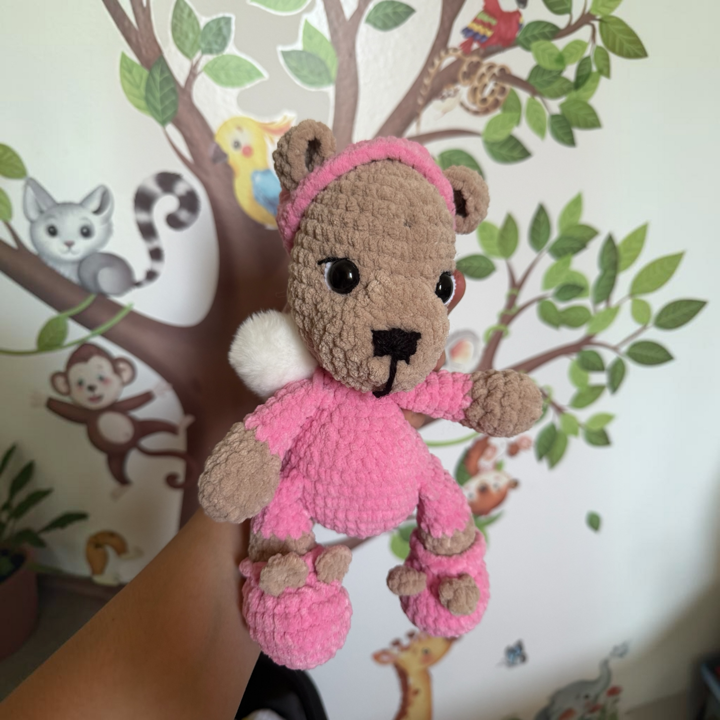 Peluche ourson crochetée à la main avec soin, réalisée artisanalement.