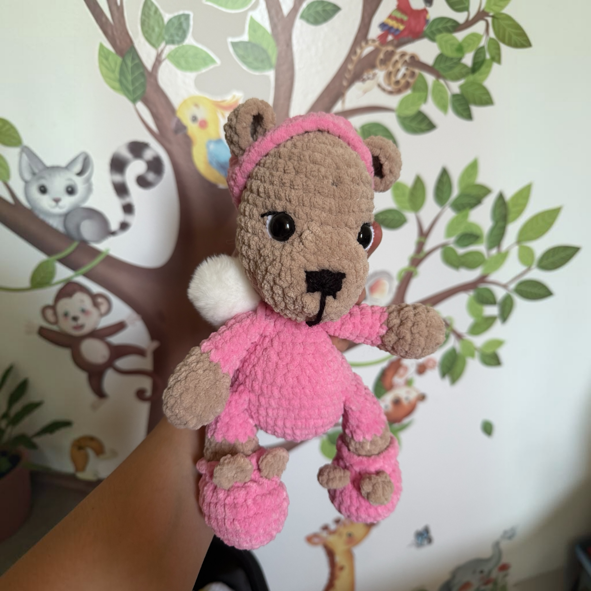 Peluche ourson crochetée à la main avec soin, réalisée artisanalement.