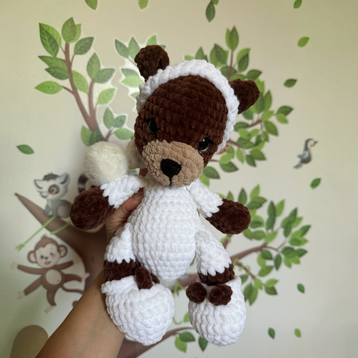 Peluche ourson crochetée à la main avec soin, réalisée artisanalement.